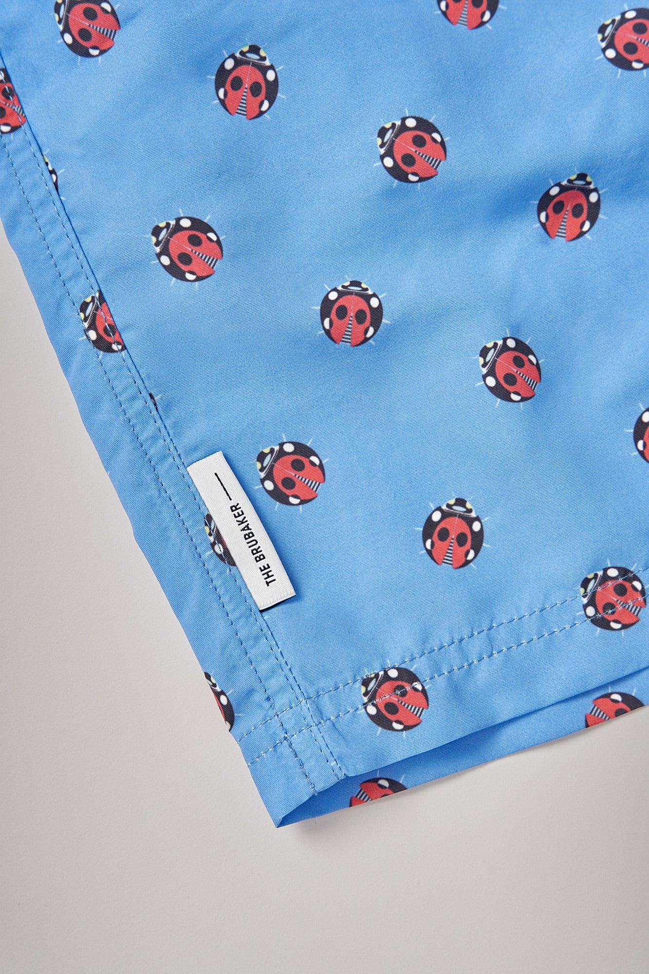 The Swim Insecto Rojo Fondo Azul